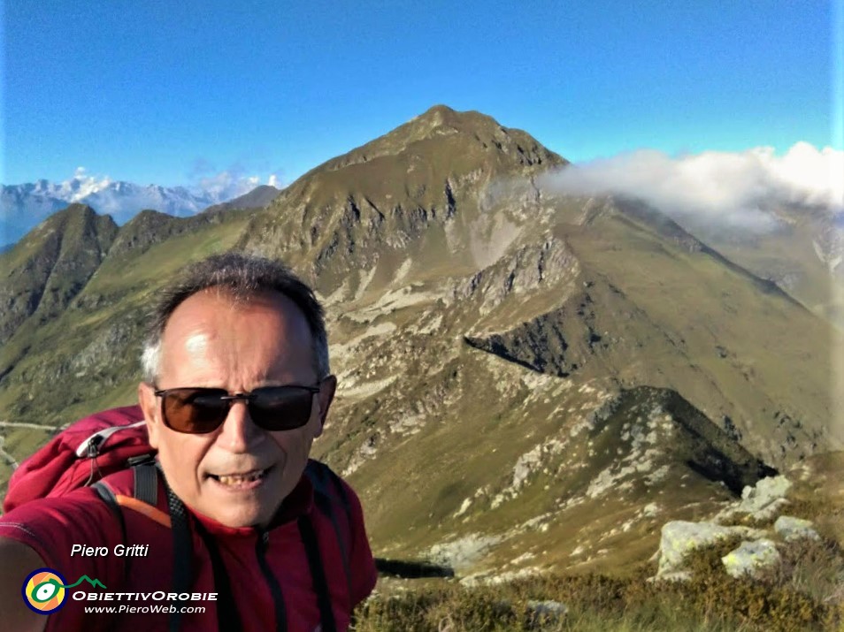 48 Ora scendo dal Pizzo delle segade all'incrocio col sent. 101, il Fioraro sempre in bella vista.jpg